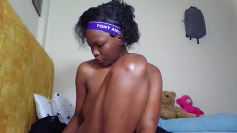 Snapshot of hot_ebony11 chatting on October 15, 9:01 am chooo pie online show from October 15, 9:01 am