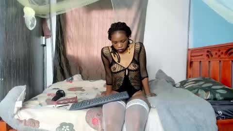 Snapshot of hot_moxie chatting on October 3, 4:50 am Roxanna aka Roxie online show from October 3, 4:50 am