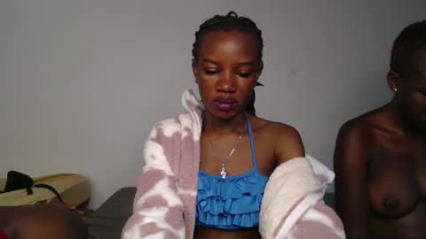 Hot petite online show from December 3, 4:13 am