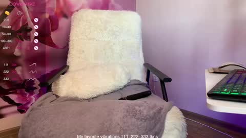 Snapshot of hot_thumbelina chatting on October 1, 3:22 am Hot Thumbelina online show from October 1, 3:22 am