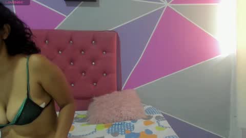 hot_vicky777 online show from March 9, 1:48 pm