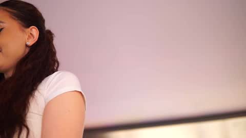 Anais online show from November 26, 9:32 am