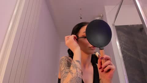 hotfallingdevil online show from February 17, 5:40 am