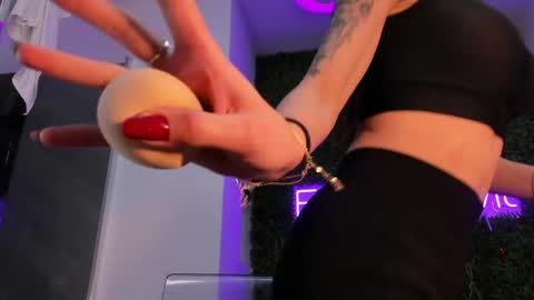 hotfallingdevil online show from February 2, 5:39 am