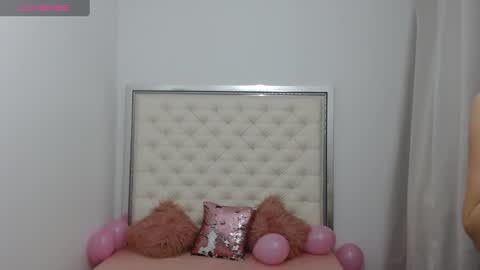 Snapshot of hott_eryka chatting on February 22, 3:45 am Eryka online show from February 22, 3:45 am