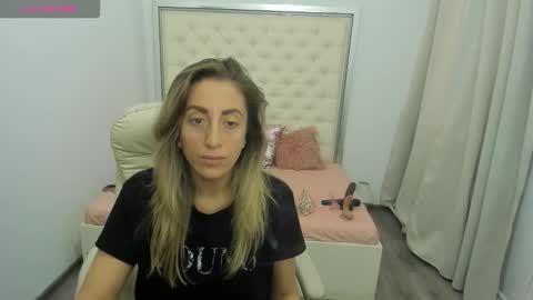 Snapshot of hott_eryka chatting on October 13, 7:22 am Eryka online show from October 13, 7:22 am