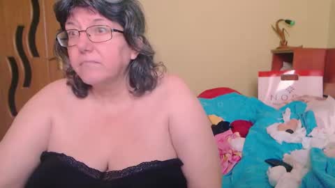 Snapshot of hugetitsxxx chatting on December 27, 9:06 am HugeTitsXXX online show from December 27, 9:06 am