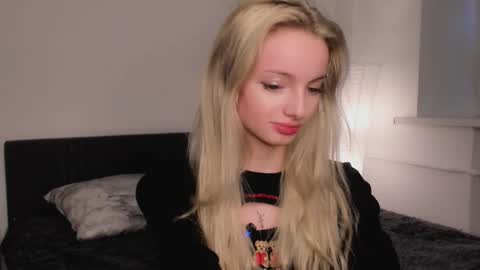 Snapshot of hypno_eyes_babe chatting on October 2, 2:11 pm Kate online show from October 2, 2:11 pm