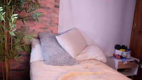 Snapshot of i_am_lucy1 chatting on February 11, 9:31 am Lucy online show from February 11, 9:31 am