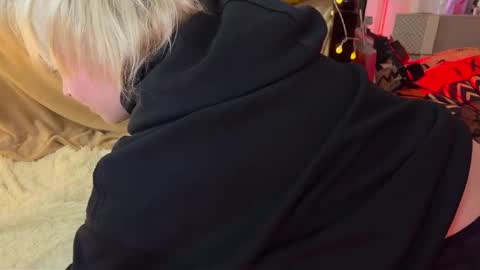 Emmy  help me reach 100 thumbs up online show from April 4, 6:51 pm