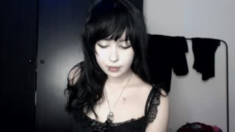 iiiiiiis online show from August 5, 11:33 pm