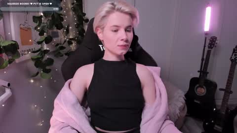 Mia online show from February 8, 9:56 am