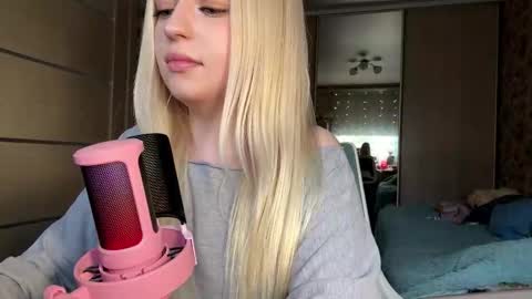 Lola online show from March 13, 1:01 pm