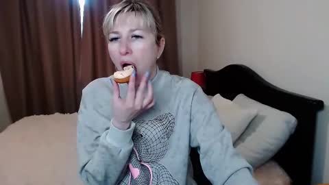 Snapshot of incredible_ariela chatting on February 9, 12:19 pm incredible_ariela online show from February 9, 12:19 pm