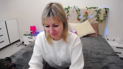 Snapshot of incredible_ariela chatting on February 12, 9:42 am incredible_ariela online show from February 12, 9:42 am