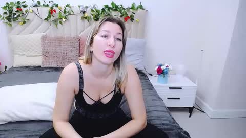 Snapshot of incredible_ariela chatting on October 13, 10:18 am incredible_ariela online show from October 13, 10:18 am
