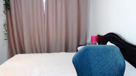 Snapshot of incredible_ariela chatting on December 15, 10:50 am incredible_ariela online show from December 15, 10:50 am