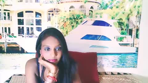 Snapshot of indianlovebug chatting on December 17, 5:51 am Leah online show from December 17, 5:51 am