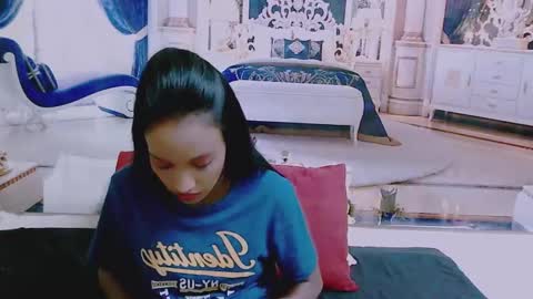 Snapshot of indianlovebug chatting on December 6, 4:36 am Leah online show from December 6, 4:36 am