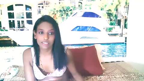 Snapshot of indianlovebug chatting on December 21, 7:24 am Leah online show from December 21, 7:24 am