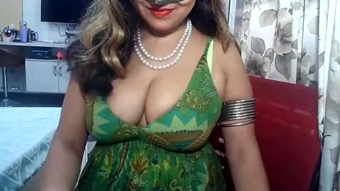 Snapshot of indianrads9 chatting on February 5, 6:35 am Radha online show from February 5, 6:35 am