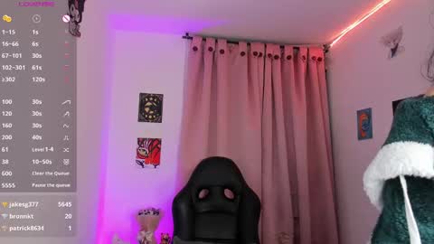 Snapshot of indra_cam chatting on September 19, 4:33 am Diana online show from September 19, 4:33 am