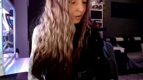 Snapshot of inesdesire chatting on February 24, 7:20 am InesDesire online show from February 24, 7:20 am