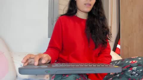 Snapshot of iris_and_ian chatting on December 28, 5:25 pm iris_and_ian online show from December 28, 5:25 pm