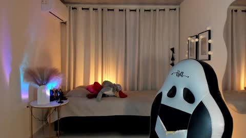 isa_____ online show from February 5, 12:53 am