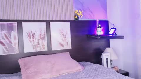 Isabella online show from July 25, 9:00 pm