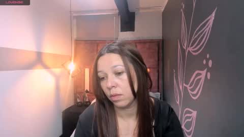 Snapshot of isa_thompson__ chatting on September 12, 11:50 am I S A online show from September 12, 11:50 am