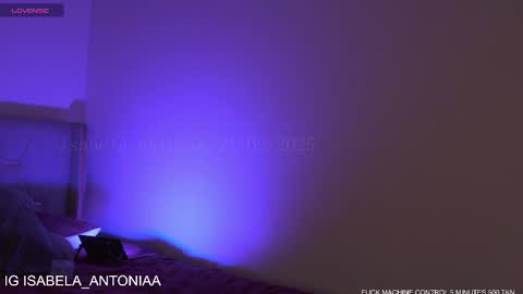Snapshot of isabela_antonia_ chatting on February 23, 7:17 am online show from February 23, 7:17 am
