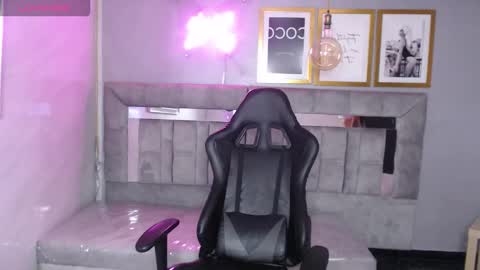 Snapshot of isabella_collen_v chatting on September 9, 1:33 pm Hi Stream 800am to 200pm online show from September 9, 1:33 pm