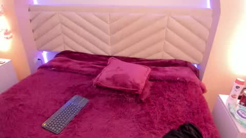 isabella_crofts online show from March 27, 3:30 am