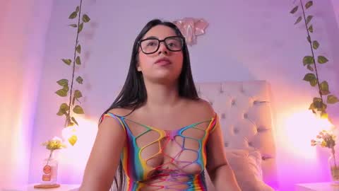 Snapshot of isabella_flowerss chatting on February 11, 7:27 pm online show from February 11, 7:27 pm