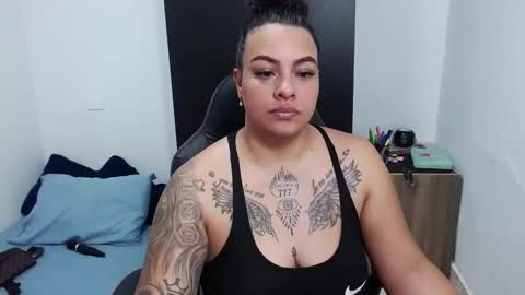 Snapshot of isabella_hots chatting on January 22, 11:01 am estefania online show from January 22, 11:01 am