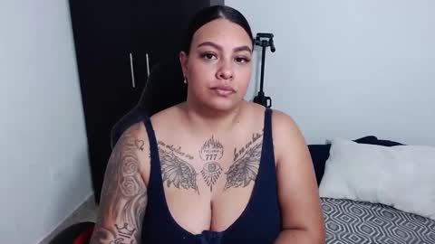 Snapshot of isabella_hots chatting on December 10, 11:11 am estefania online show from December 10, 11:11 am