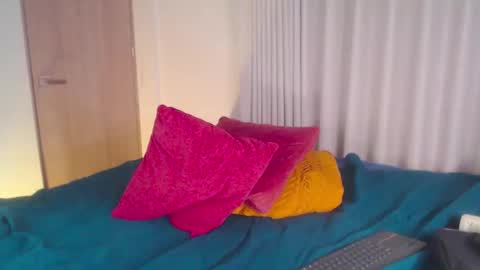 Isabella Mout  online show from April 18, 2:47 am