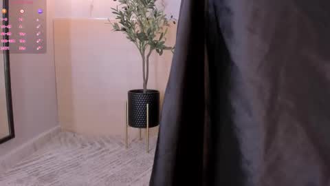 Snapshot of isabellasouza chatting on October 2, 12:54 pm online show from October 2, 12:54 pm
