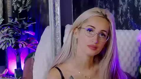 Snapshot of isabelleethan chatting on September 22, 1:26 am IsabelleEthan online show from September 22, 1:26 am