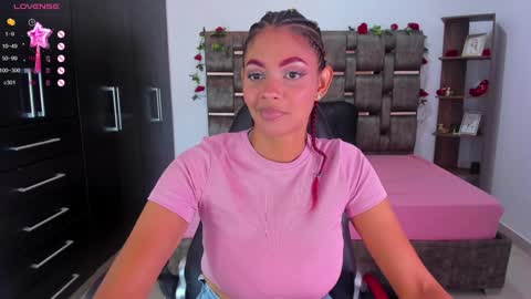 Snapshot of isabelreyes_ chatting on December 4, 8:51 pm Hi mi name is Isabel  online show from December 4, 8:51 pm