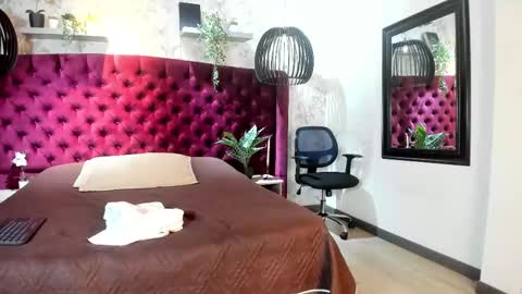 I S A  S AN D E R S  online show from December 18, 7:18 pm