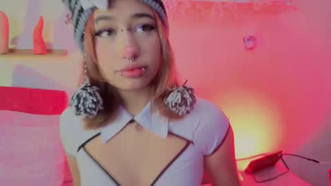 Snapshot of isisjones18 chatting on October 18, 9:23 am Isisjones18 online show from October 18, 9:23 am