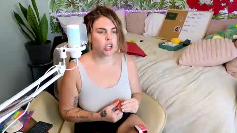 IslandQueenR online show from February 10, 7:28 pm