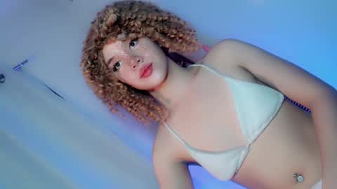 Snapshot of its_me_ezzie chatting on January 27, 8:17 pm EZZIE online show from January 27, 8:17 pm