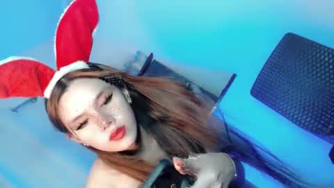 Snapshot of its_me_ezzie chatting on February 9, 1:12 am EZZIE online show from February 9, 1:12 am