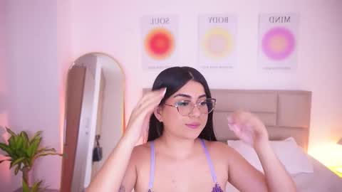 Snapshot of itssweetnatalia chatting on October 4, 3:34 am Mia online show from October 4, 3:34 am