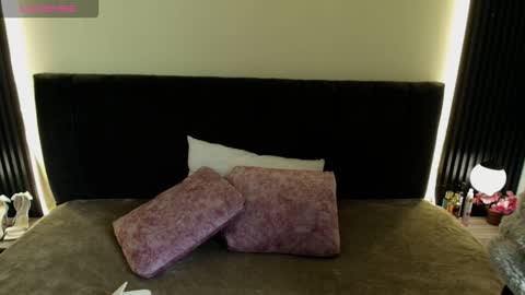 I V O N N E R O S S online show from March 21, 11:59 am