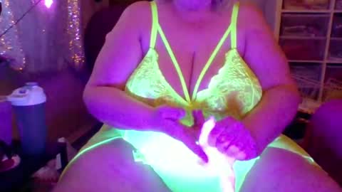 ivyjane3522 online show from July 28, 2:20 am