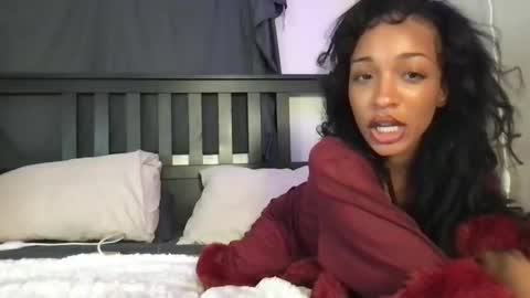 ivyskye_ online show from May 15, 1:33 am
